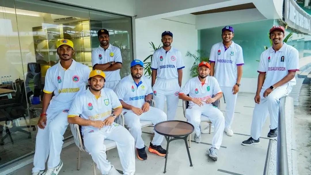 মাঠের লড়াইয়ের আগে জমকালো আয়োজন